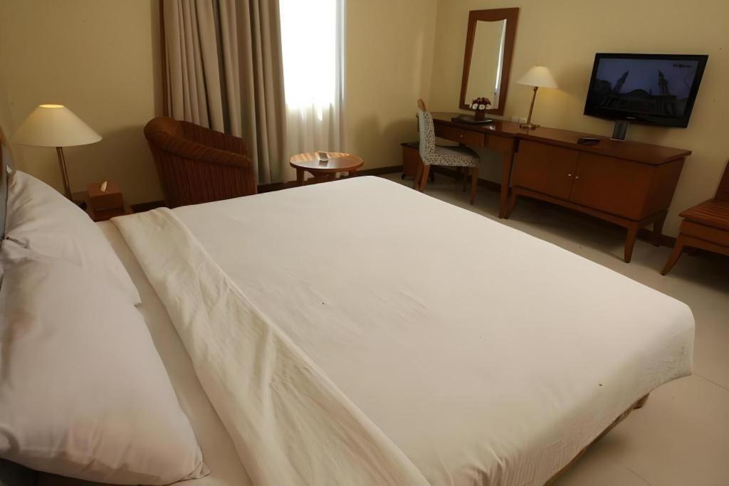 Makassar Golden Hotel Exterior photo