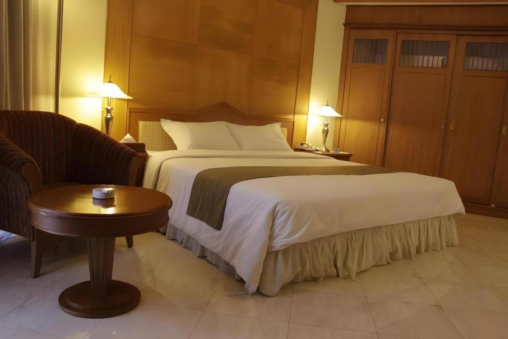 Makassar Golden Hotel Exterior photo