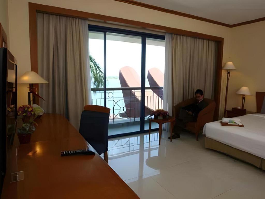 Makassar Golden Hotel Exterior photo