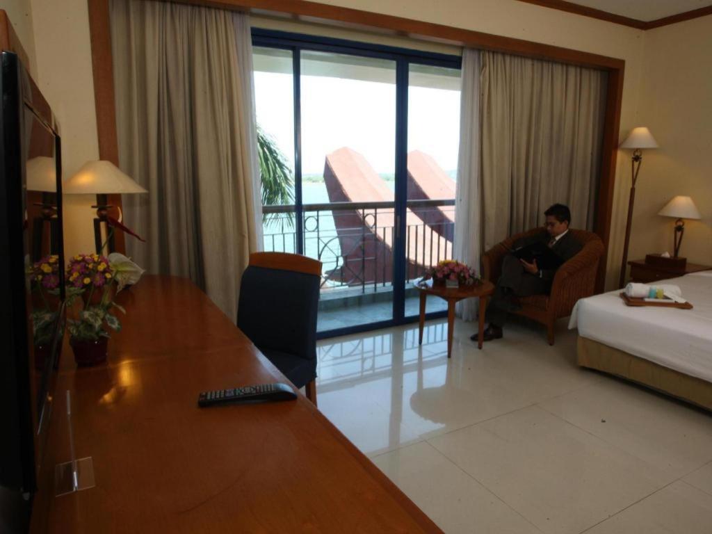 Makassar Golden Hotel Exterior photo