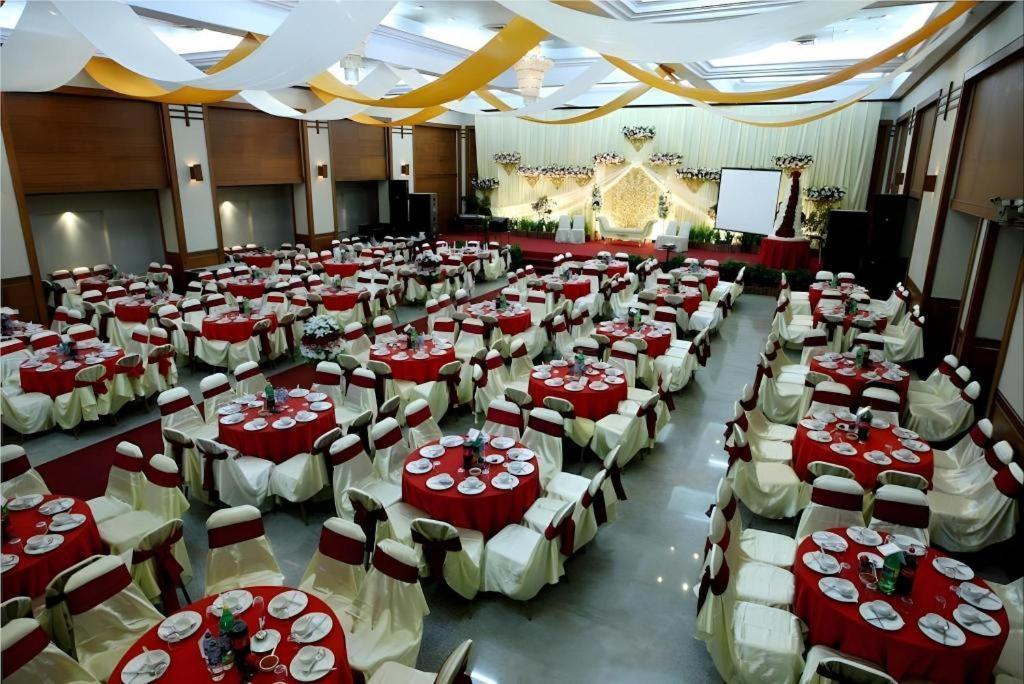 Makassar Golden Hotel Exterior photo