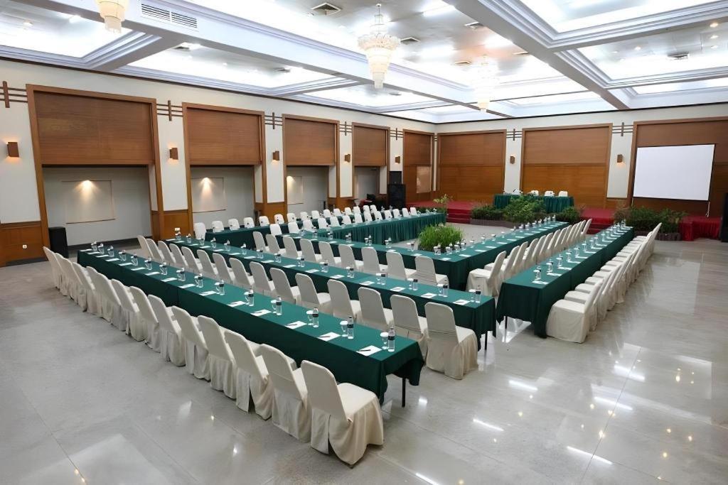 Makassar Golden Hotel Exterior photo